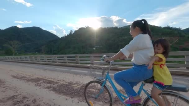 Boldog Anya Biciklizik Lányával Nyári Parkban Pihenés Életmód Nyaralás — Stock videók