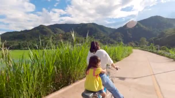 Feliz Madre Montando Una Bicicleta Con Hija Parque Verano Aire — Vídeo de stock