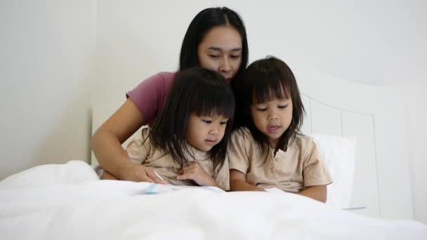 Madre Leyendo Cuentos Hora Acostarse Con Niño Antes Dormir Sus — Vídeos de Stock