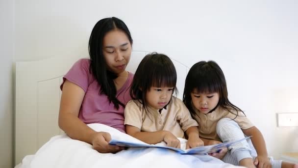 妈妈在哄女儿睡觉前给孩子们讲故事 快乐的家庭时光 — 图库视频影像