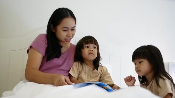 Anne Kızlarını Uyutmadan Önce Çocuklara Masal Okuyor Mutlu Aile Zamanları — Stok video