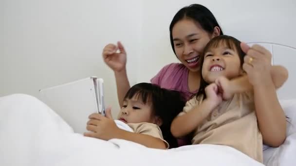 Mãe Sonolenta Filhas Pequenas Jogando Tablet Computador Cama Noite Tempo — Vídeo de Stock