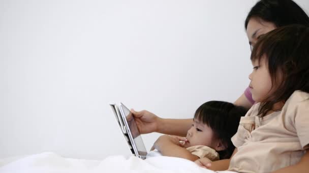 Uykulu Anne Küçük Kızları Geceleri Yatakta Tablet Bilgisayar Oynuyorlar Mutlu — Stok video