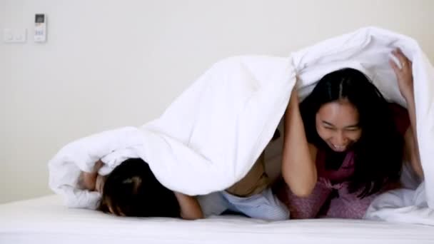 Счастливая Сестра Девочки Играющие Подглядывание Игры Матерью Белом Одеяле Кровати — стоковое видео