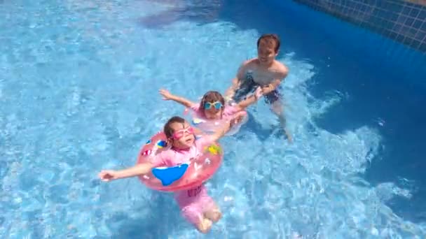 Asian Sibling Sisters Playing Swimming Pool Family Hot Summer Day — Stock Video