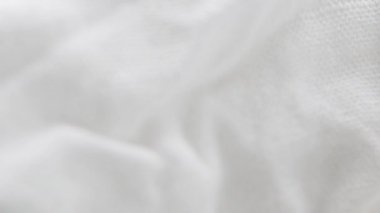 Beyaz kumaşın dokusu yumuşak ve rahat bir his veriyor. Soyut arkaplan.