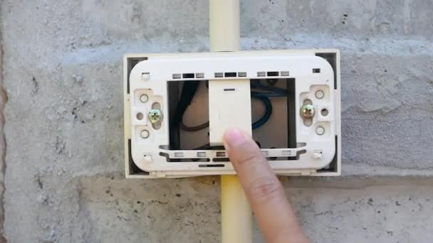 Close Ligar Desligar Luz Desgastada Interruptor Parede Parede Cimento — Vídeo de Stock