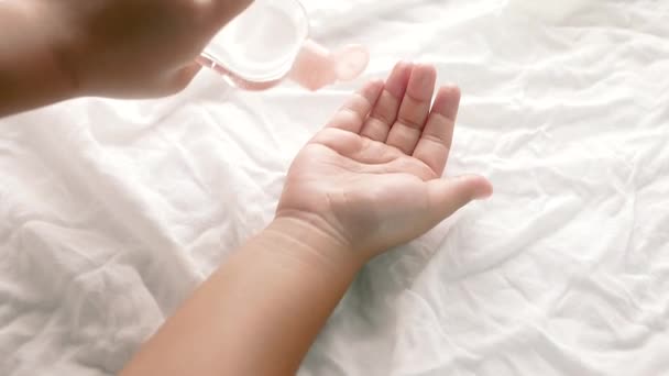 Gros Plan Mère Tenant Gouttelette Huile Dans Flacon Plastique Transparent — Video
