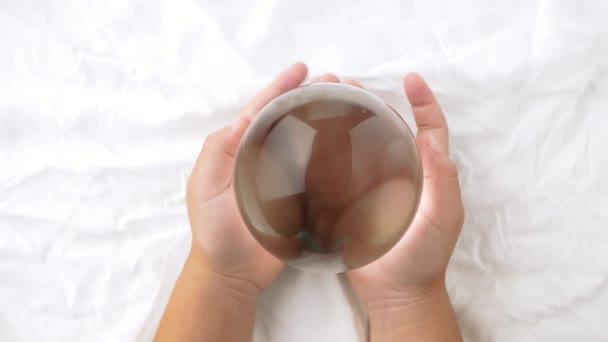 Beyaz Kumaştan Şeffaf Kristal Bir Küreyi Tutan — Stok video