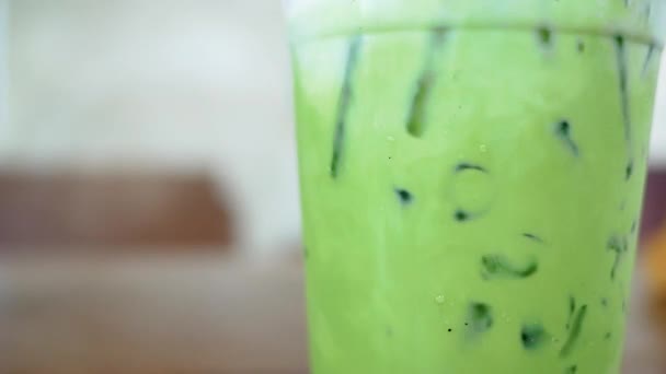 Persona Che Mescola Verde Matcha Freddo Con Latte Paglia Nel — Video Stock