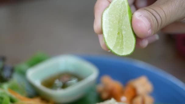 Cerca Mano Mujer Exprimiendo Limas Sobre Arroz Frito Cerdo Listo — Vídeo de stock