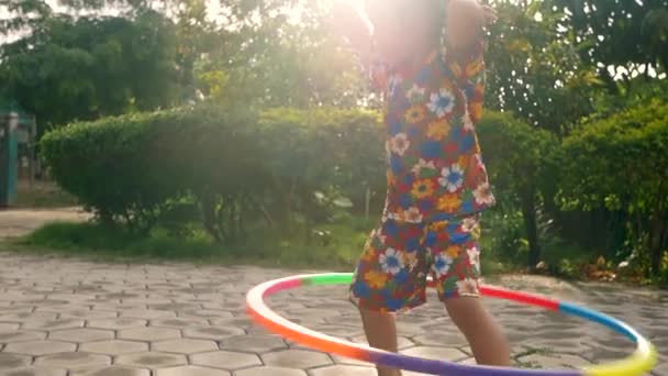 Gelukkig Kind Meisje Spelen Hoela Hoepel Achtertuin Voor Oefening Avond — Stockvideo