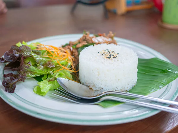 Thajská Rýže Restovaným Vepřovým Masem Bazalkou Podávaná Zeleninou Dřevěném Stole — Stock fotografie