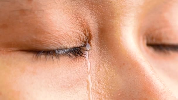 Primer Plano Mujer Asiática Llorando Con Lágrimas Pecas Hermoso Rostro — Vídeos de Stock