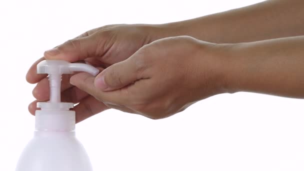 Primer Plano Mujer Aplicando Crema Hidratante Las Manos Botella Bomba — Vídeo de stock
