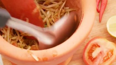 Papaya Salatası 'nın turşulu yengeç ve balık pişirme süreci, Tayland yemekleri..