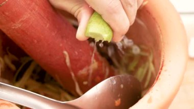 Papaya Salatası 'nın turşulu yengeç ve balık pişirme süreci, Tayland yemekleri..