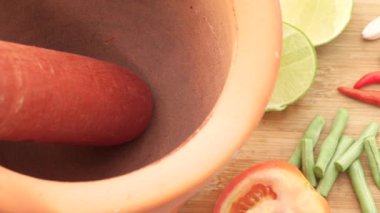 Papaya Salatası 'nın turşulu yengeç ve balık pişirme süreci, Tayland yemekleri..