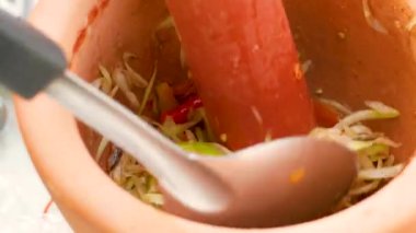 Papaya Salatası 'nın turşulu yengeç ve balık pişirme süreci, Tayland yemekleri..