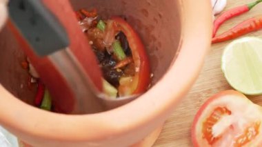 Papaya Salatası 'nın turşulu yengeç ve balık pişirme süreci, Tayland yemekleri..