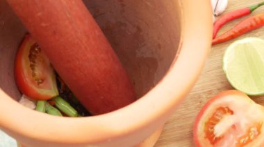 Papaya Salatası 'nın turşulu yengeç ve balık pişirme süreci, Tayland yemekleri..