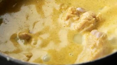 Taze yeşil Tayland patlıcan, acı biber ve fesleğen ile tavada haşlanmış köri ekleyin. Yerel Tayland yemekleri..