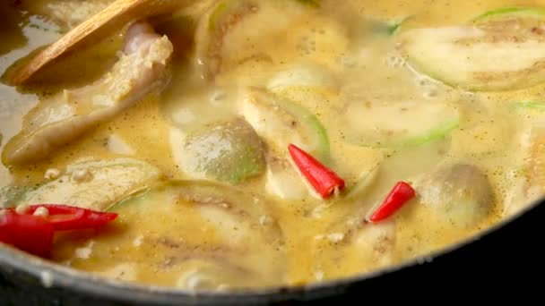 Close Cooking Chicken Green Curry Adicionando Berinjela Tailandesa Verde Fresco — Vídeo de Stock