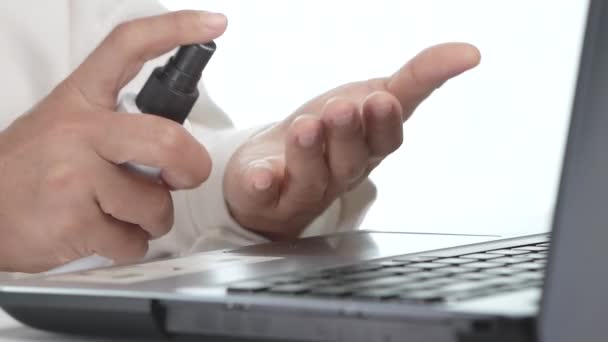 Γυναίκα Χρησιμοποιεί Ένα Αντισηπτικό Σπρέι Για Καθαρίσει Χέρια Της Από — Αρχείο Βίντεο