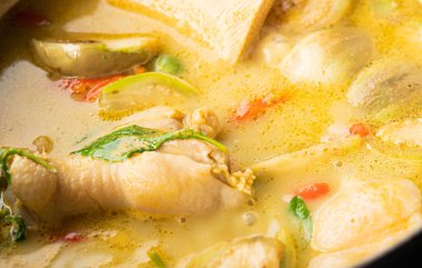 Taze yeşil Tayland patlıcan, acı biber ve fesleğen ile tavada haşlanmış köri ekleyin. Yerel Tayland yemekleri..