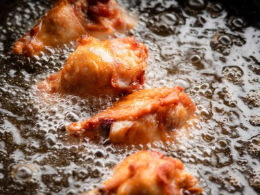 Haşlanmış yağda kızarmış tavuk budu. Tayland sokak yemeği..