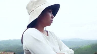 Turist kadın dağda doğanın ve dinlenmenin tadını çıkarıyor..