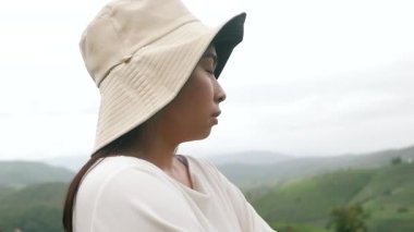 Turist kadın dağda doğanın ve dinlenmenin tadını çıkarıyor..