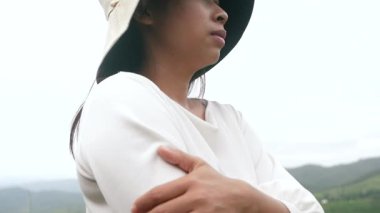 Turist kadın dağda doğanın ve dinlenmenin tadını çıkarıyor..