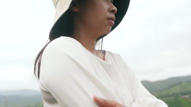 Turist kadın dağda doğanın ve dinlenmenin tadını çıkarıyor..