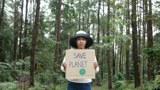 Ehrenamtliche Halten Wald Ein Naturschutzbanner Hoch Das Konzept Des Weltumwelttages — Stockvideo