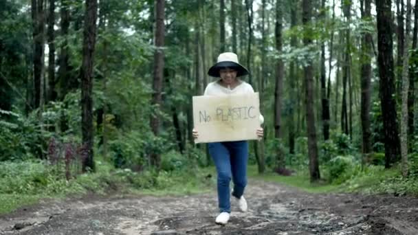 Voluntarios Con Una Pancarta Conservación Naturaleza Bosque Concepto Del Día — Vídeo de stock