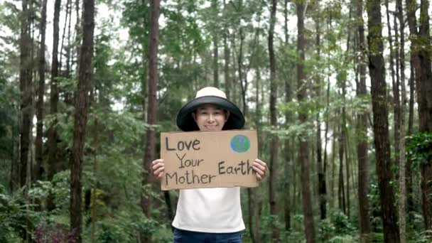 Volontaires Tenant Une Bannière Conservation Nature Dans Forêt Concept Journée — Video