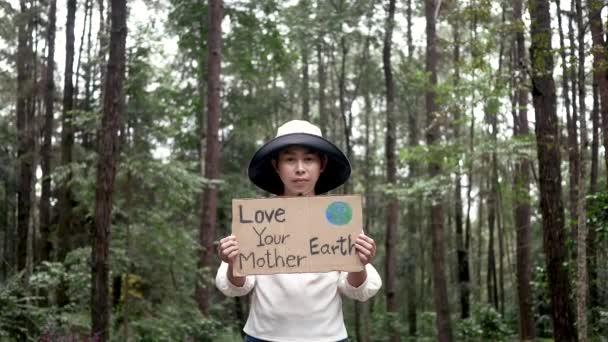 森の中に自然保護旗を掲げるボランティア 世界環境デーのコンセプト 廃棄物ゼロ — ストック動画