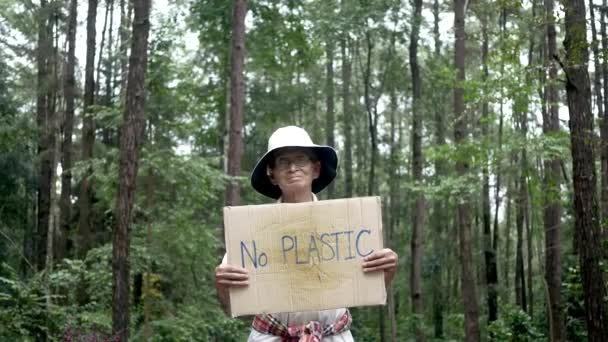 Starsi Ochotnicy Trzymający Lesie Chorągiew Ochrony Przyrody Koncepcja Światowego Dnia — Wideo stockowe