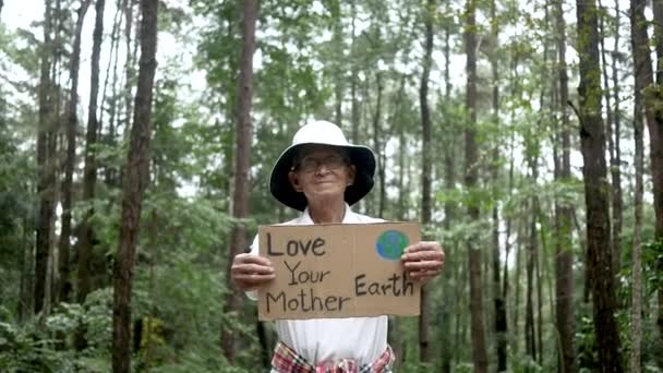 Senior Volunteers Holding Nature Conservation Banner Forest Concept World Environment — Stock Video