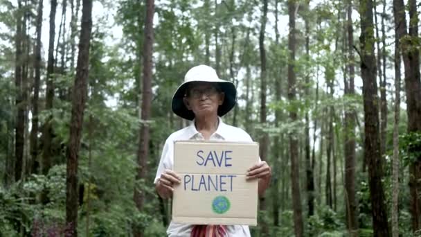 Senior Volontärer Som Håller Naturskyddsbanderoll Skogen Begreppet Världsmiljödagen Noll Avfall — Stockvideo