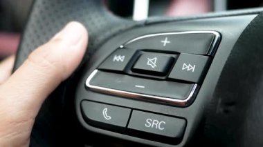 Direksiyon simidini sürerken sesi artırmak veya azaltmak için parmaklarınızı kapatın.