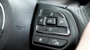 Direksiyon simidi üzerindeki monitördeki multimedya sistemini kontrol etmek için düğmeye basılı tutun.