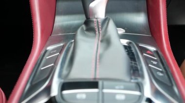 Otomatik vites kolundaki el ele tutuşmayı kapat..