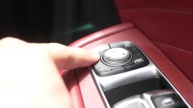 Aracın içindeki ayna ayarlama düğmelerine basarak parmak kapat.