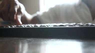 Çin abaküsü ya da ahşap masadaki eski antika hesap makinesini kullanarak üst düzey yöneticileri kapat..