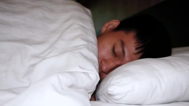 Εφηβικό Αγόρι Κοιμάται Στο Κρεβάτι Στο Σπίτι — Αρχείο Βίντεο