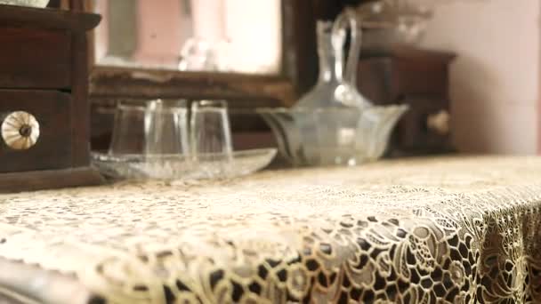 Vecchio Vassoio Con Brocca Bicchieri Acqua Sul Tavolo Legno Con — Video Stock
