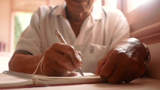 Senhor Escrever Cartas Num Pedaço Papel Fechar Acima Das Mãos — Vídeo de Stock