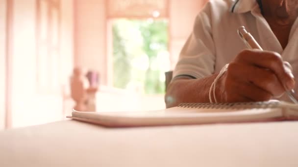 Senhor Escrever Cartas Num Pedaço Papel Fechar Acima Das Mãos — Vídeo de Stock